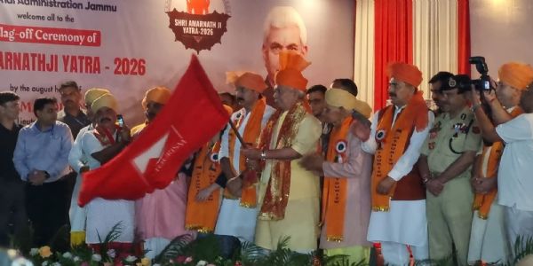 জম্মু-কাশ্মীৰৰ লেফটেনেণ্ট গৱৰ্ণৰ সিনহাই ৰাওনা কৰিলে ৪৮২২ জন অমৰনাথ তীৰ্থযাত্ৰীৰ প্ৰথমটো গোট
