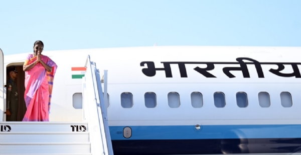 मोल्दोवा की राजधानी चिशिनाउ के अंतरराष्ट्रीय हवाई अड्डे पर विमान से उतरतीं राष्ट्रपति द्रौपदी मुर्मु। मोल्दोवा की राजधानी चिशिनाउ के अंतरराष्ट्रीय हवाई अड्डे पर विमान से उतरतीं राष्ट्रपति द्रौपदी मुर्मु।