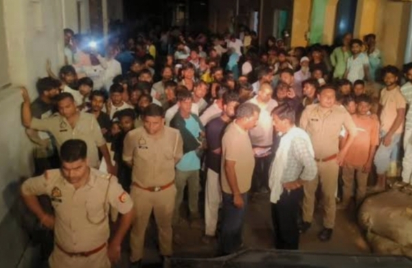 हादसे के बाद मौके पर पुलिस एवं लोगों की भीड़ हादसे के बाद मौके पर पुलिस एवं लोगों की भीड़