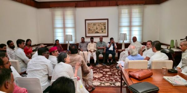 ইণ্ডি এলায়েন্সৰ সদনৰ নেতাসকল চৰকাৰক শলঠেকত পেলাবলৈ কৌশল সন্দৰ্ভত আলোচনা কৰিবলৈ বৈঠকত মিলিত