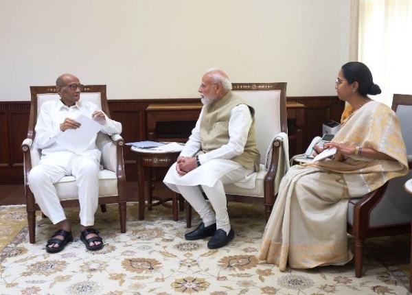 राष्ट्रवादी कांग्रेस पार्टी (शरदचंद्र पवार) के अध्यक्ष शरद पवार और लोकसभा सदस्य सुप्रिया सुले बुधवार को संसद भवन में प्रधानमंत्री नरेन्द्र मोदी से मुलाकात के दौरान