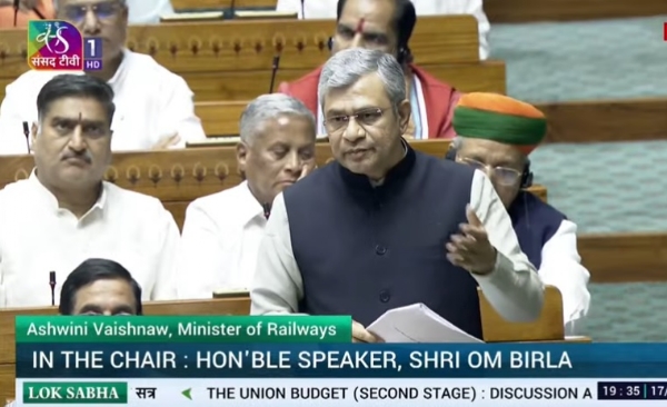 रेल मंत्री अश्विनी वैष्णव (फाइल फोटो) रेल मंत्री अश्विनी वैष्णव (फाइल फोटो)