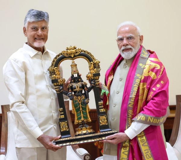 आंध्र प्रदेश के मुख्यमंत्री एन. चंद्रबाबू नायडू बुधवार को संसद भवन में प्रधानमंत्री नरेन्द्र मोदी से मुलाकात के दौरान