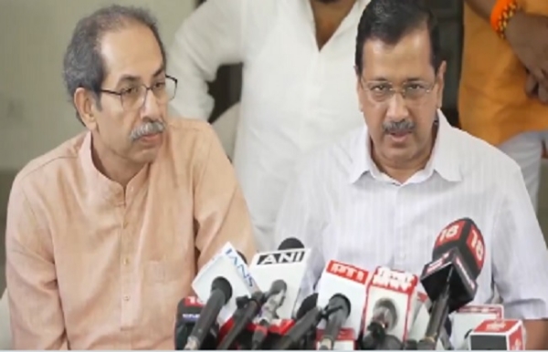 शिवसेना (यूबीटी) प्रमुख उद्धव ठाकरे और अरविंद केजरीवाल पत्रकार वार्ता को संबोधित करते हुए।