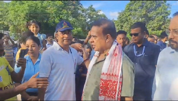 টীয়কৰ বানাক্ৰান্তৰ আশ্ৰয় শিবিৰত মুখ্যমন্ত্ৰী ড° হিমন্ত বিশ্ব শৰ্মা ।  বানপীড়িতৰ দুখৰ সমভাগী হোৱাৰ লগতে সকলো ধৰণৰ সাহায্যৰ আশ্বাস ।