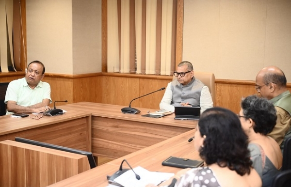 এনএফএছএ হিতাধিকাৰীলৈ মচুৰ দাইল আৰু চেনি বিতৰণ আঁচনিৰ অগ্ৰগতিৰ পৰ্যালোচনা বিভাগীয় মন্ত্ৰী কৌশিক ৰায়ৰ