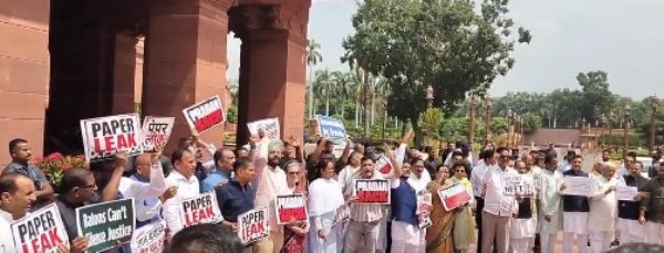 संसद परिसर के मकर द्वार पर प्रदर्शन करते विपक्षी सांसद।