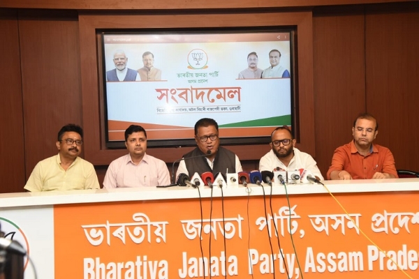 অসম বিজেপিৰ মুখ্য কাৰ্যালয়ত সংবাদমেল সম্বোধন কৰি শিক্ষামন্ত্ৰী ড° ৰানোজ পেগু আৰু অন্যান্য নেতাই।