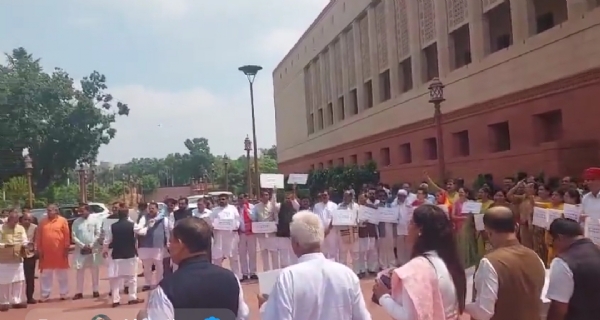 मकर द्वार पर राजग के सांसद प्रदर्शन करते हुए