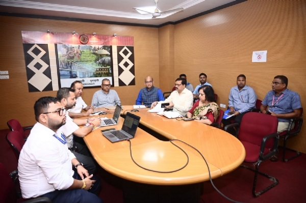 বানাক্ৰান্তৰ মাজত সাহায্য সামগ্ৰী বিতৰণ সন্দৰ্ভত ভিডিঅ’ কনফাৰেন্সৰ জৰিয়তে ক্ষতিগ্ৰস্ত জিলাসমূহৰ বিষয়াসকলৰ সৈতে আলোচনা মন্ত্ৰী কৌশিক ৰায়ে।
