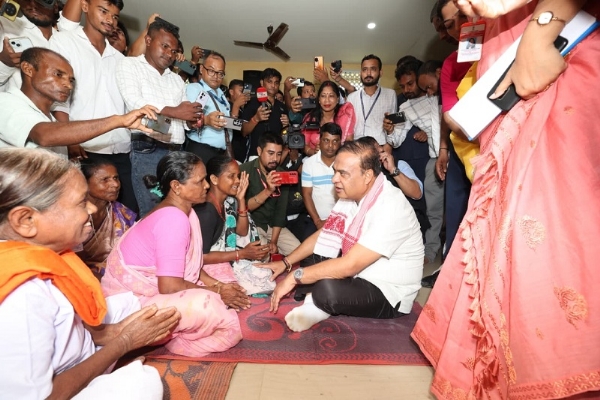 গোলাঘাট জিলাৰ বোকাখাতৰ বান সাহায্য শিবিৰত ক্ষতিগ্ৰস্ত লোকসকলৰ সৈতে মত বিনিময় কৰি মুখ্যমন্ত্ৰী ড° হিমন্ত বিশ্ব শৰ্মাই