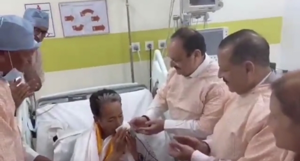 26 दिनों का अनशन समाप्त करने के बाद केंद्रीय मंत्री जे.पी. नड्डा और डॉ. जितेंद्र सिंह की मौजूदगी में तरल पदार्थ ग्रहण करते पर्यावरणविद् एवं सामाजिक कार्यकर्ता सोनम वांगचुक।