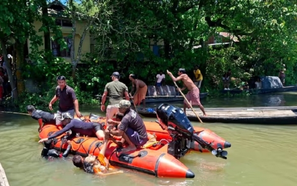 असमः धुबड़ी में गदाधर नदी में तलाशी अभियान चलाते एसडीआरएफ के जवान असमः धुबड़ी में गदाधर नदी में तलाशी अभियान चलाते एसडीआरएफ के जवान