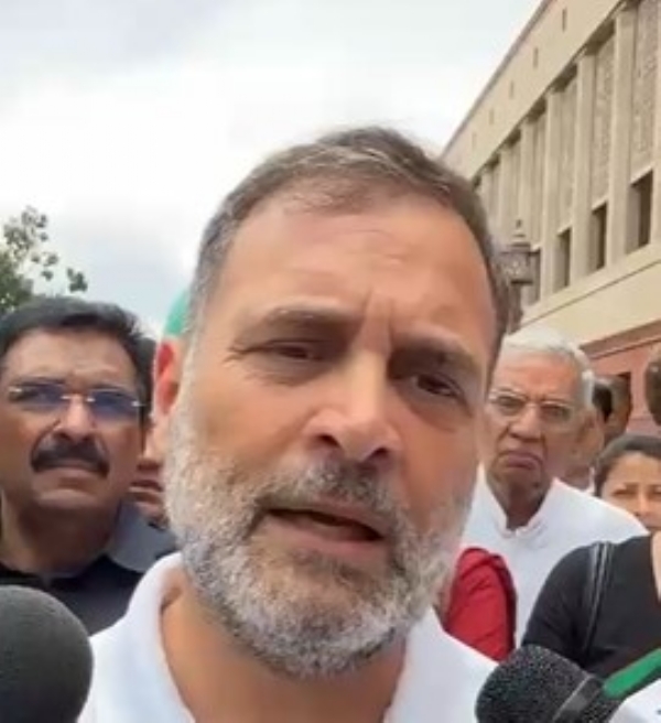 संसद भवन परिसर में पत्रकारों से बात करते हुए राहुल गांधी।