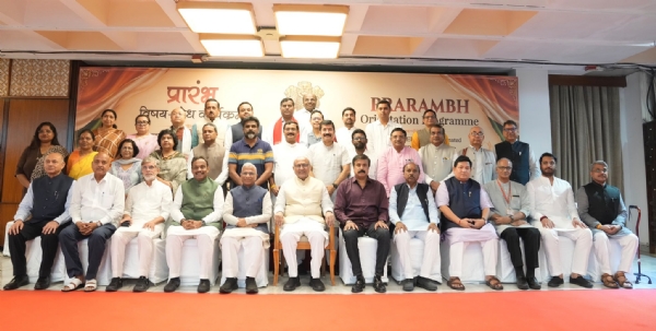 उपराष्ट्रपति एवं राज्यसभा के सभापति सीपी राधाकृष्णन के साथ अन्य लोग मौजूद।