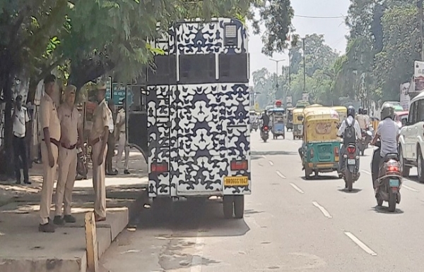 पटना के बेली रोड पर बिहार बंद के दौरान आम दिनों की तरह ट्रैफिक