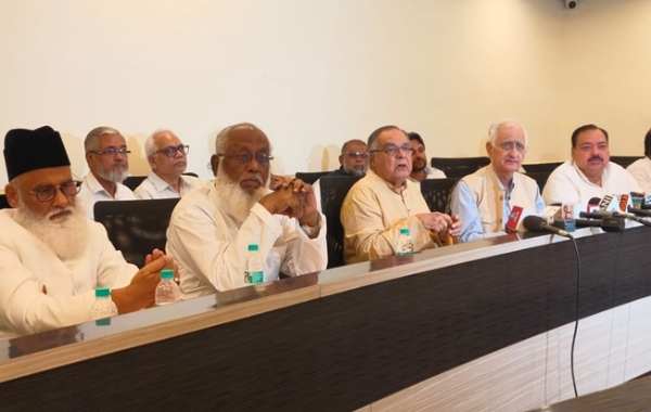 इंडियन मुस्लिम्स फॉर सिविल राइट्स के तत्वाधान में आयोजित बैठक में लिए गए फैसलों की इंडिया इस्लामिक कल्चरल सेंटर में जानकारी देते मुस्लिम प्रतिनिधि।