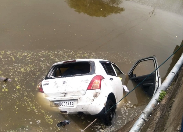 राजगढ़ में डैम में गिरी कार राजगढ़ में डैम में गिरी कार