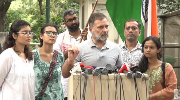 दिल्ली में लेफ्ट छात्र संगठनों के साथ प्रेस वार्ता करते हुए राहुल गांधी।