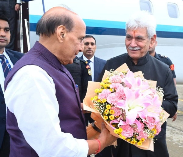 राजनाथ सिंह लद्दाख में कारगिल विजय दिवस कार्यक्रम में शामिल होने के लिए श्रीनगर पहुंचे और फिर सड़क मार्ग से द्रास के लिए रवाना हुए