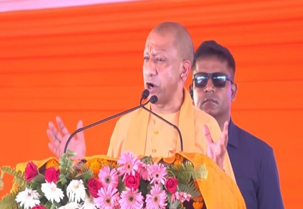 फतेहपुर में कार्यक्रम को संबोधित करते मुख्यमंत्री योगी फतेहपुर में कार्यक्रम को संबोधित करते मुख्यमंत्री योगी