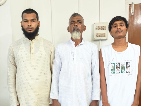 असमः एसटीएफ द्वारा गिरफ्तार आतंकी संगठन एसबीएन के सदस्य बाएं से दायां अकरमुल इस्लाम, अबुल हुसैन और अमीनुर्रहमान असमः एसटीएफ द्वारा गिरफ्तार आतंकी संगठन एसबीएन के सदस्य बाएं से दायां अकरमुल इस्लाम, अबुल हुसैन और अमीनुर्रहमान