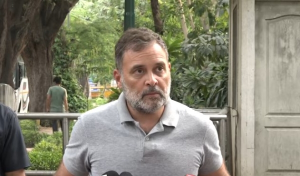 धर्मेंद्र प्रधान के इस्तीफे के बाद छात्रों के समर्थन में प्रेस वार्ता करते राहुल गांधी।