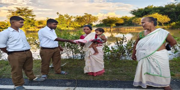 ৰাষ্ট্ৰীয় স্বয়ংসেৱক সংঘ আৰু সেৱা ভাৰতীয়ে উজনিৰ বানপীড়িতৰ মাজত সাহাৰ্য্য আৰু উদ্ধাৰ অভিযান