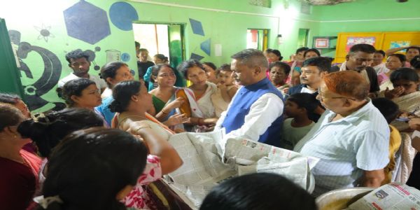 বানপীড়িতৰ কাষত স্বাস্থ্য মন্ত্ৰী অশোক সিংহল