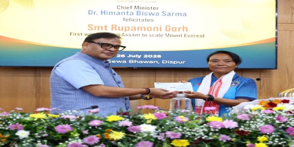 এভাৰেষ্ট বিজয়ী অসমৰ প্ৰথমগৰাকী মহিলা ৰূপামণি গড়ক সম্বৰ্ধনা জ্ঞাপন মুখ্যমন্ত্ৰী ড॰ শৰ্মাৰ