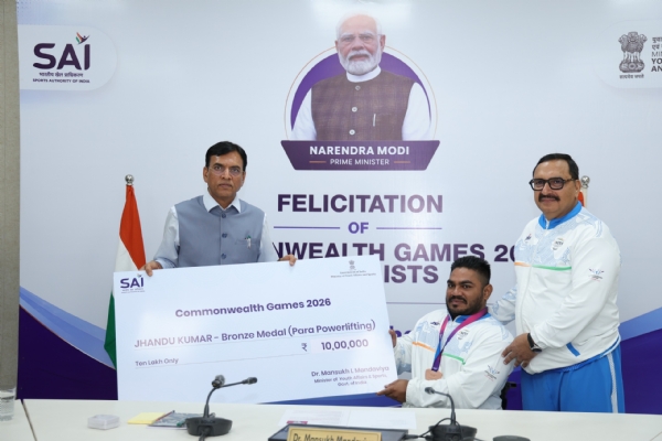 खेल मंत्री मांडविया ने सीडब्ल्यूजी कांस्य पदक विजेता झंडू कुमार को किया सम्मानित