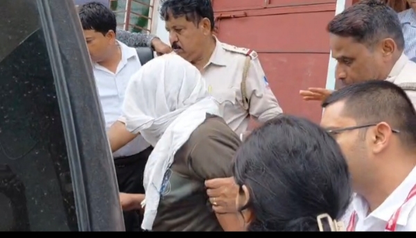 आरोपी को लेकर जाती पुलिस