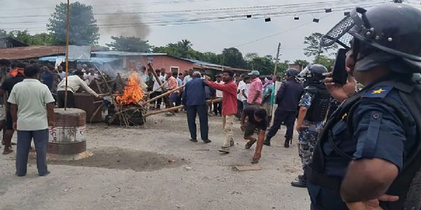 নেপালৰ সুনছাৰী জিলাত আৰক্ষীৰ গুলীৰ বিৰুদ্ধে প্ৰতিবাদ, কেইবাটাও অঞ্চলত কাৰ্ফিউৰ মাজতে ঘাইপথ অৱৰোধ