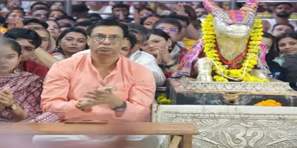 চলচ্চিত্ৰ নিৰ্মাতা মধুৰ ভাণ্ডাৰকাৰৰ মহাকালৰ ভস্ম আৰতিত অংশগ্ৰহণ