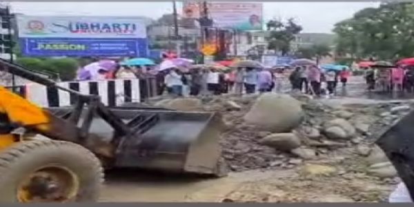 উত্তৰাখণ্ডত ধাৰাসাৰ বৰষুণ, চাৰিধাম যাত্ৰা দুদিনৰ বাবে বন্ধ, পৰৱৰ্তী ৪৮ ঘণ্টাত মালদেৱতাত ২৩৩ মিলিমিটাৰ বৰষুণ