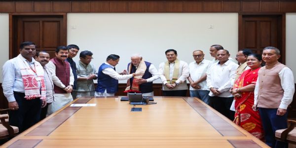 অসমৰ সাংসদসকলৰ প্ৰধানমন্ত্ৰীক সাক্ষাৎ কৰি বান পৰিস্থিতিৰ বিষয়ে অৱগত