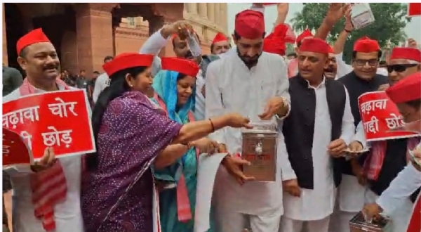 प्रदर्शन करते हुए सपा सांसद