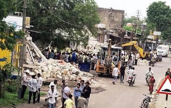 ঘাইপথৰ পৰা বেদখল আঁতৰোৱাৰ বাবে এন এইচ এ আইৰ অভিযানৰ অংশ হিচাপে সোমনাথ-দ্বাৰকা পথত অবৈধ কাঠামো আঁতৰাই পেলোৱা হয়।