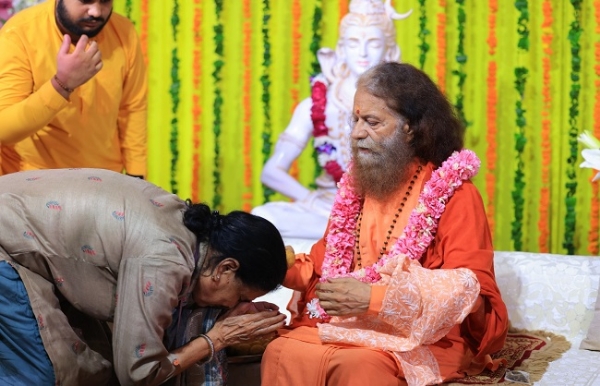 गुरु पूर्णिमा के अवसर पर परमार्थ निकेतन में स्वामी चिदानन्द सरस्वती से आशीर्वाद लेते श्रद्धालु।