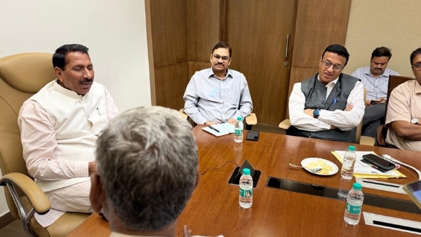 किसान प्रतिनिधियों से बातचीत करते हुए कृषि मंत्री ऐदल सिंह कंषाना