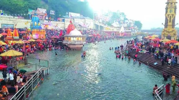 गुरु पूर्णिमा पर्व पर हर की पैड़ी पर स्नान करते श्रद्धालु