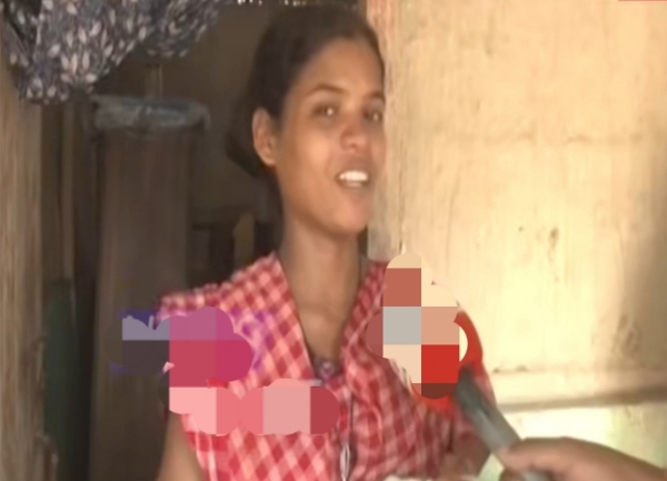 बाढ़ के बीच राहत शिविर में बच्चे के साथ जन्मदात्री महिला।