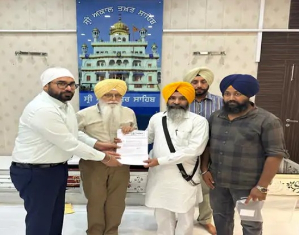 ਵਿਧਾਇਕ ਡਾ. ਇੰਦਰਬੀਰ ਸਿੰਘ ਨਿੱਜਰ ਤੇ ਡੀ.ਸੀ. ਦਲਵਿੰਦਰਜੀਤ ਸਿੰਘ ਸੋਧਿਆ ਡਰਾਫਟ ਸ੍ਰੀ ਅਕਾਲ ਤਖ਼ਤ ਸਾਹਿਬ ਸਕੱਤਰੇਤ ਦੇ ਇੰਚਾਰਜ ਬਗੀਚਾ ਸਿੰਘ ਨੂੰ ਸੌਂਪਦੇ ਹੋਏ।