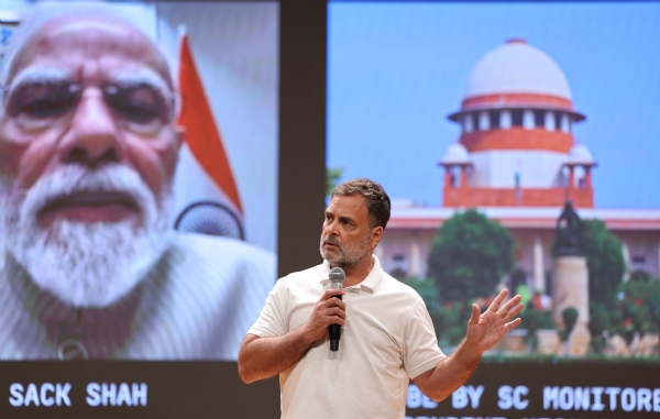 नई दिल्ली में बुधवार को आयोजित प्रेस वार्ता में संबोधित करते लोकसभा में नेता प्रतिपक्ष राहुल गांधी।