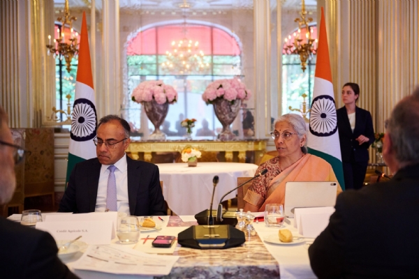 पेरिस में भारत-फ्रांस व्यापार गोलमेज सम्मेलन को संबोधित करते वित्त मंत्री सीतारमण