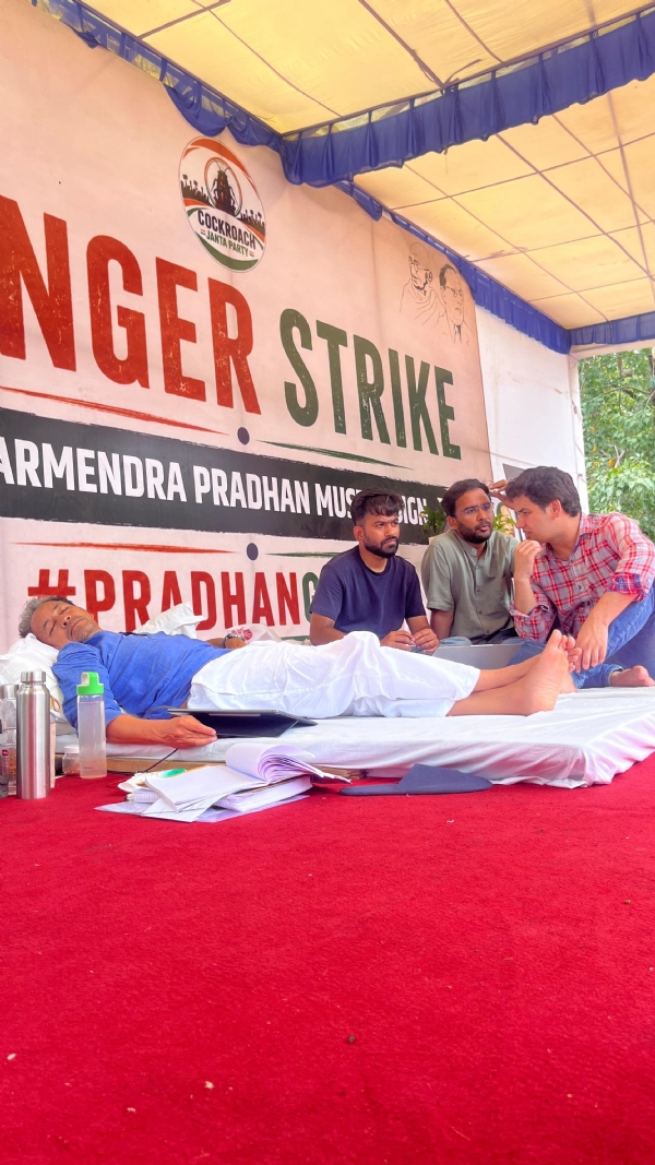 पर्यावरणविद् सोनम वांगचुक के साथ अन्य लोग मौजूद।