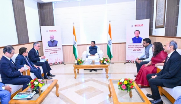 कन्वेंशन सेंटर में मुख्यमंत्री मोहन चरण माझी ने जापानी उद्योग प्रतिनिधिमंडल के साथ बैठक करते हुए ।