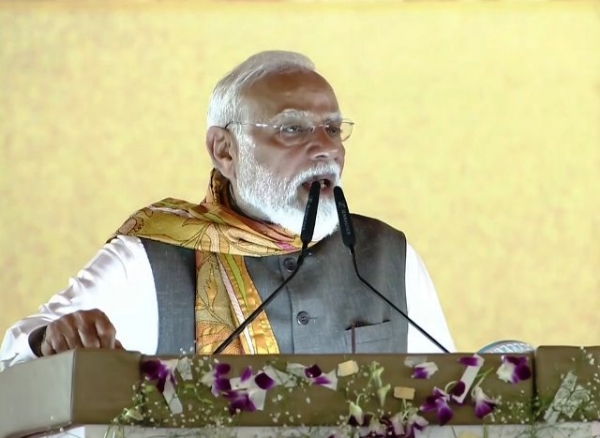 प्रधानमंत्री नरेन्द्र मोदी  शनिवार को पश्चिम बंगाल के हुगली जिले के तारकेश्वर में आयोजित पश्चिम बंग दिवस समारोह को संबोधित करते हुए