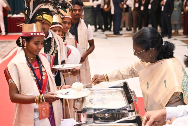राष्ट्रपति द्रौपदी मुर्मु गुरुवार को राष्ट्रपति भवन में बस्तर पंडुम-2026 के विजेता प्रतिभागियों को भोजन परोसते हुए
