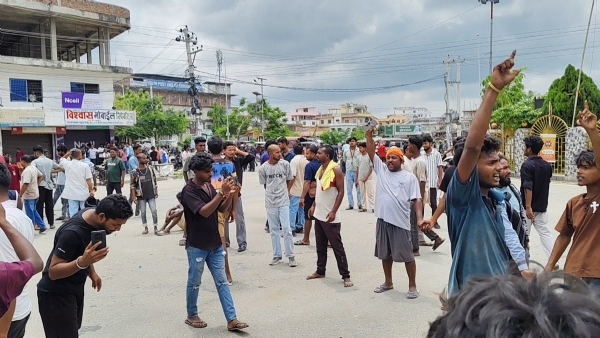 जनकपुर बंद कराते युवा